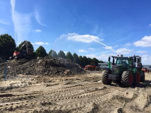 Stofvrij houden puinbult met waterkanon