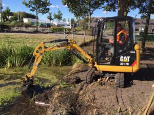 Afwerken slootkant met CAT301.7D