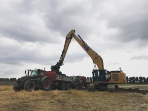 Lars met zijn CAT330F in actie en Dennis en Bart met de trekkers ➡️ dat slootje is zo gegraven ☺️